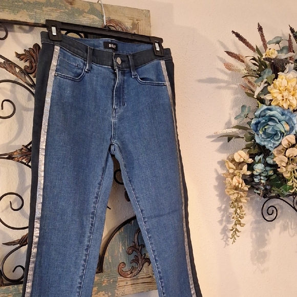 DKNY Ankle Jeans with Metallic& Blk Stripe. Excellent Condition NWOT Size 24 - Picture 9 of 17